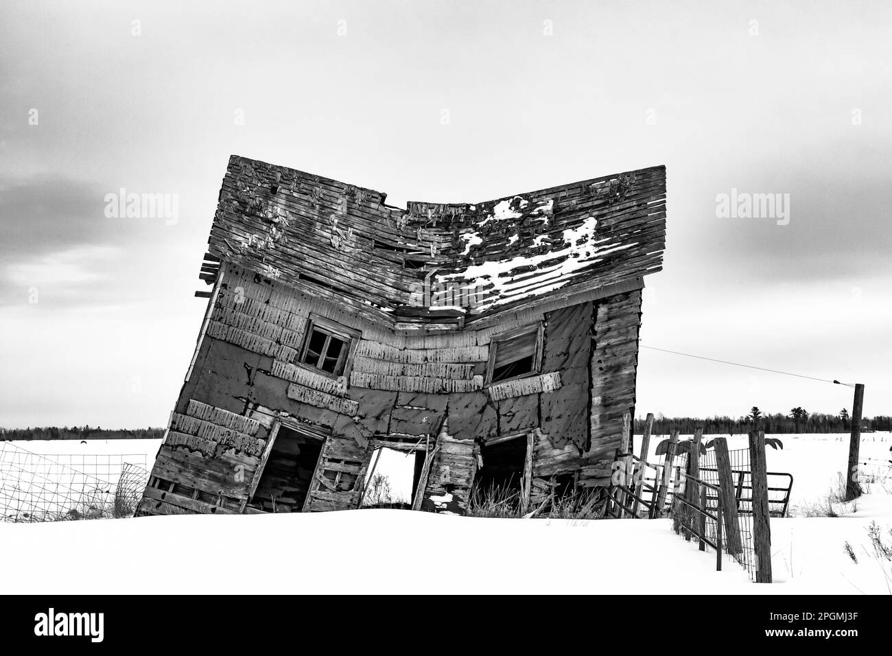 Old house sagging at Rudyard, the Snowy Owl Capital of Michigan, Upper Peninsula, Michigan, USA [No property release; editorial licensing only] Stock Photo