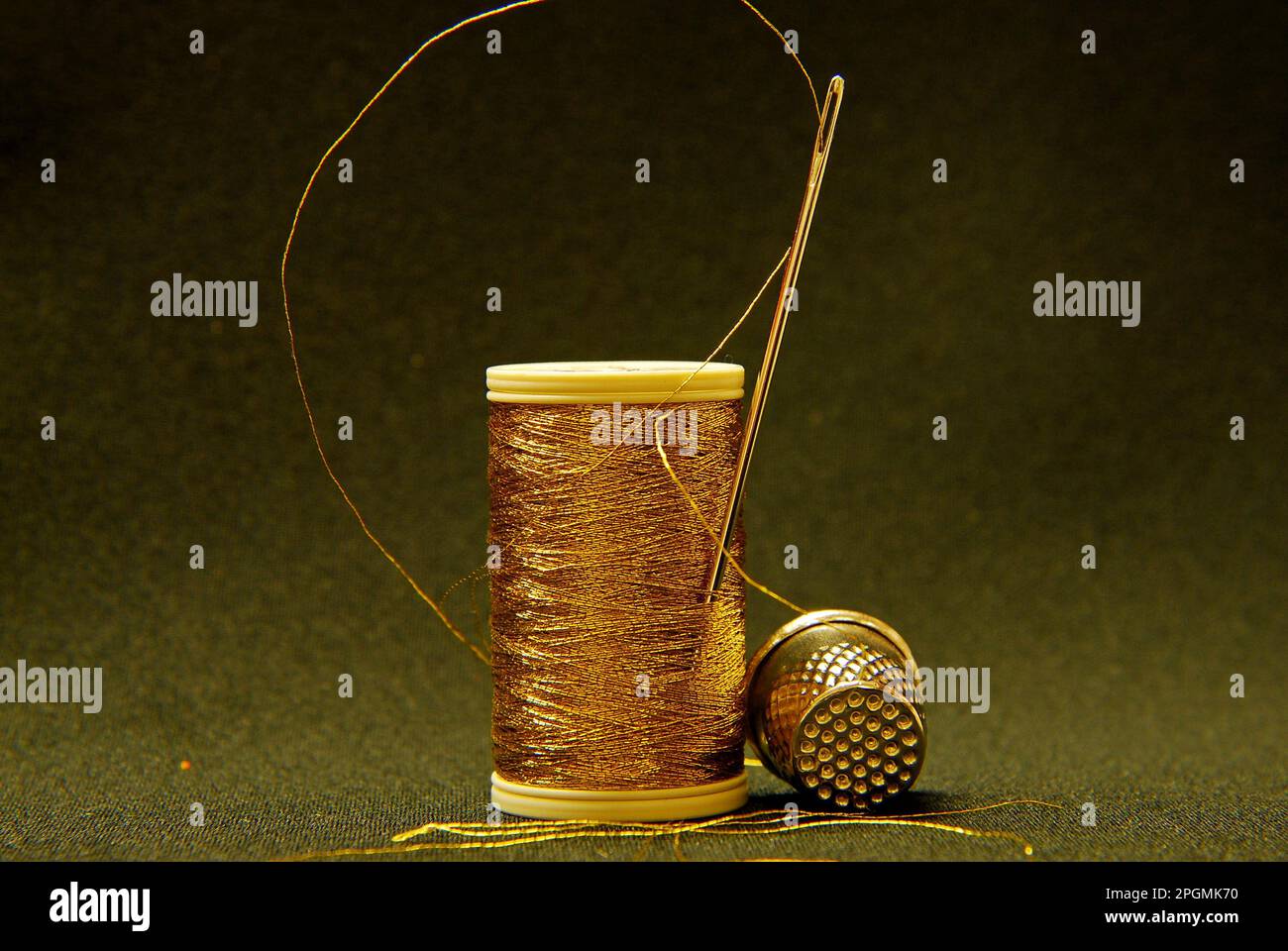 Needle and thread hi-res stock photography and images - Alamy