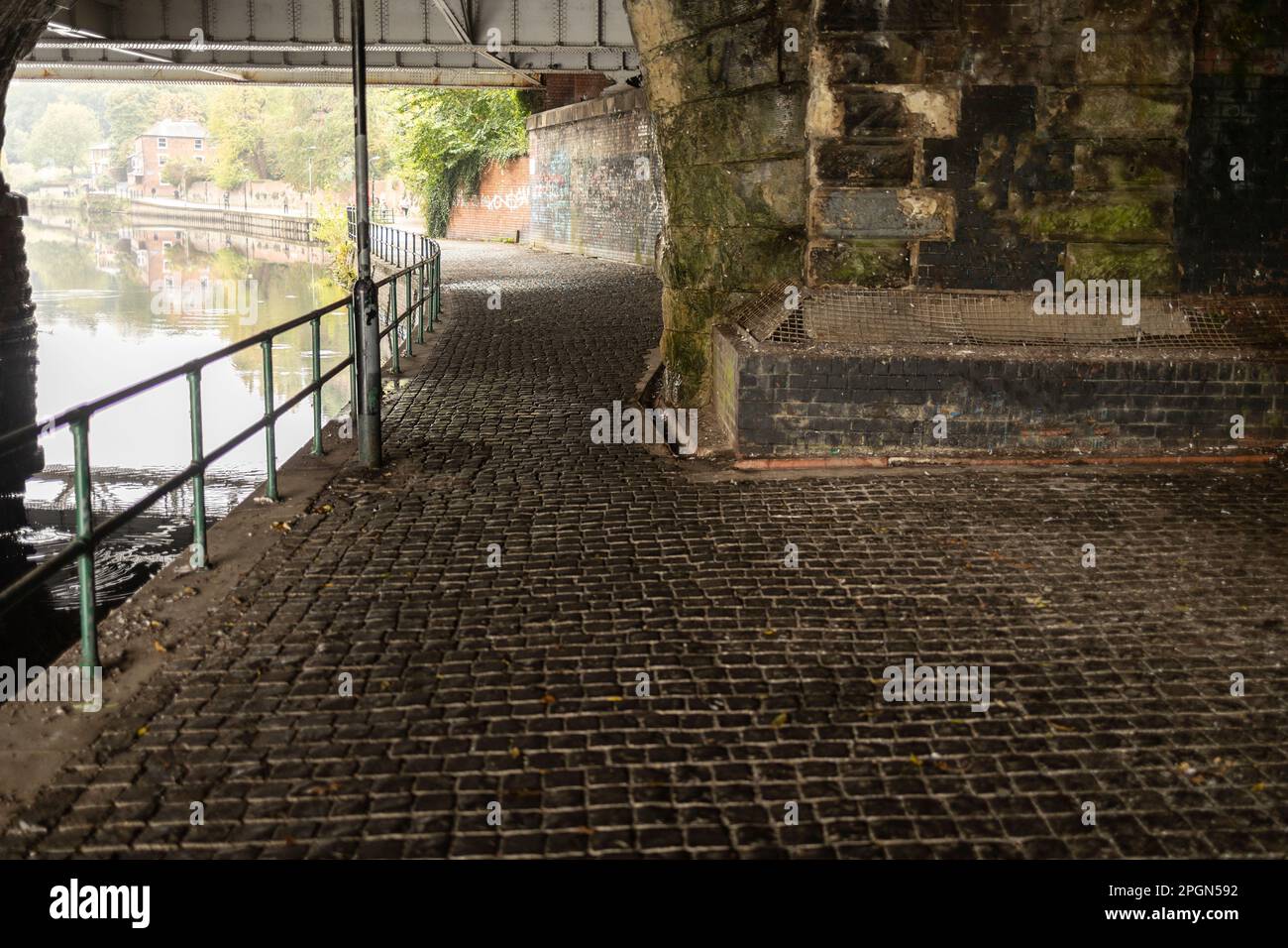 cobble stone path and boat mooring point aside the river seven in Shrewsbury Stock Photo