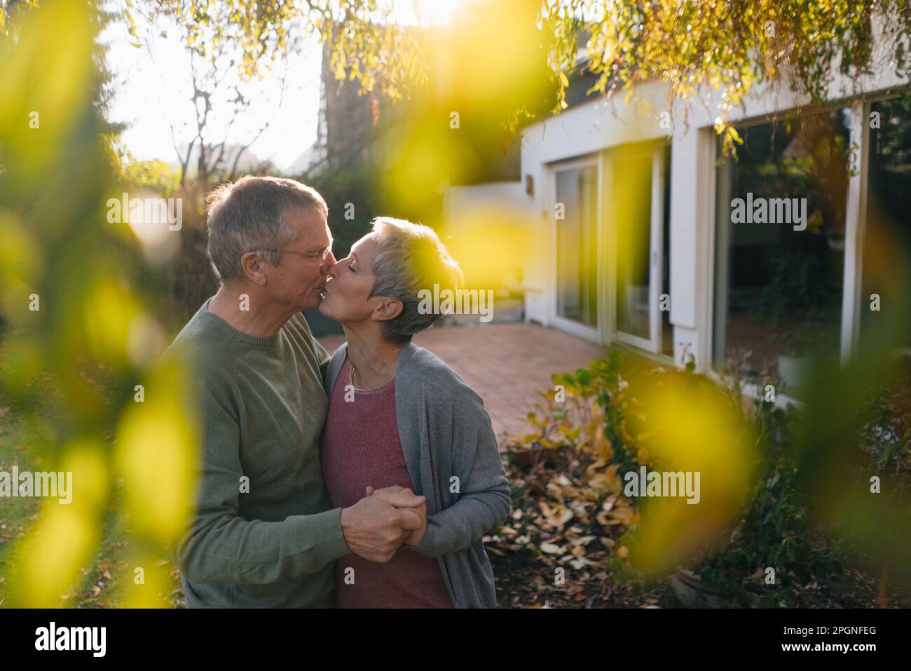 Couple kissing garden hi-res stock photography and images - Alamy