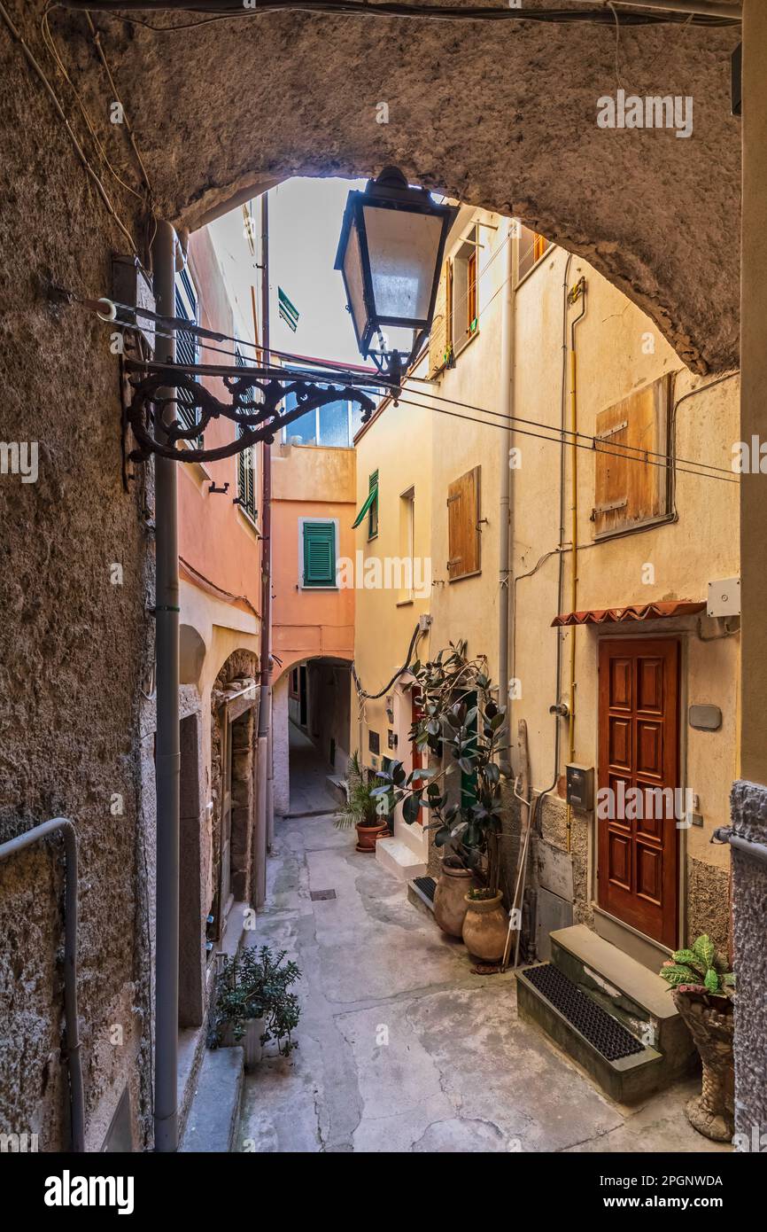 Empty Alley Street Light Foreground Hi res Stock Photography And Images empty-alley-street-light-foreground-hi-res-stock-photography-and-images