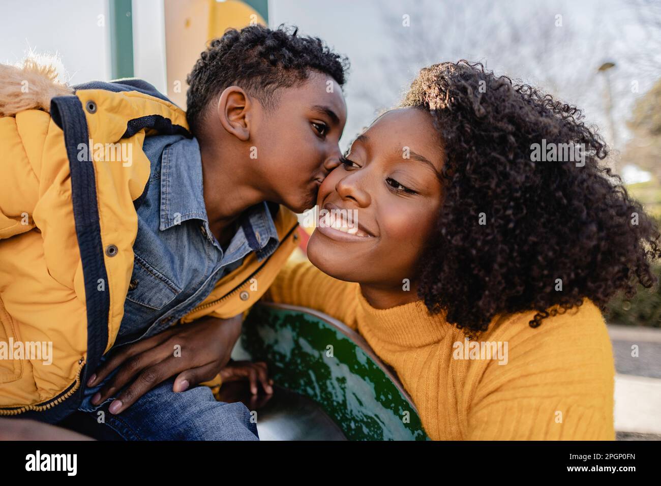Kissing cheek hi-res stock photography and images - Alamy