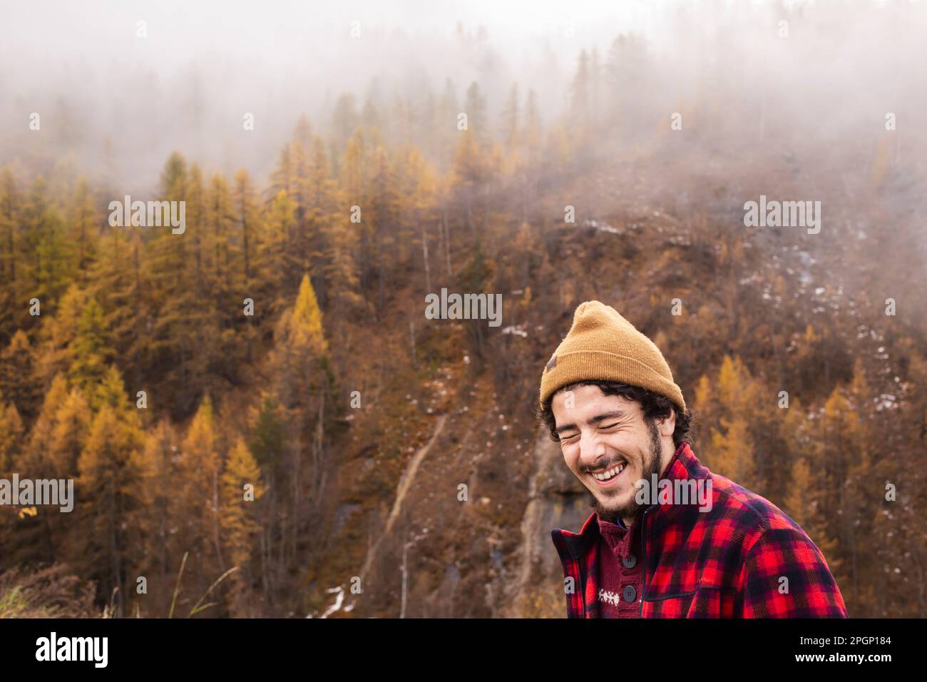 Man standing on mountain foggy hi-res stock photography and images - Alamy