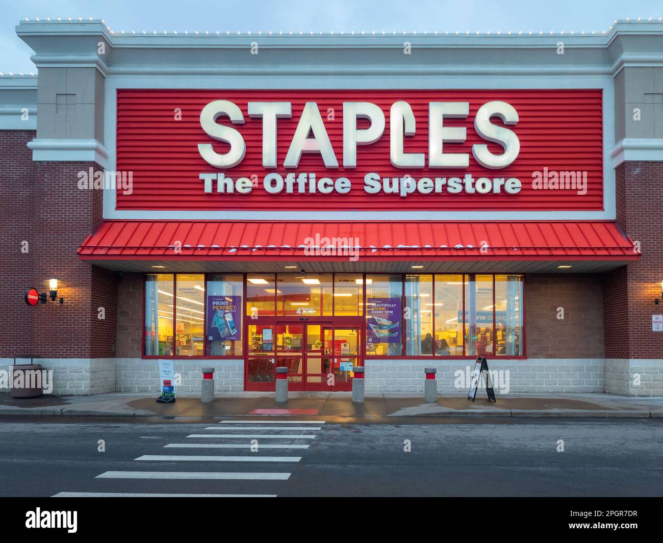 New Hartford, New York - Jan 27, 2023: Landscape Close-up View of Staples The Office Superstore Building Entrance and Signage. Stock Photo