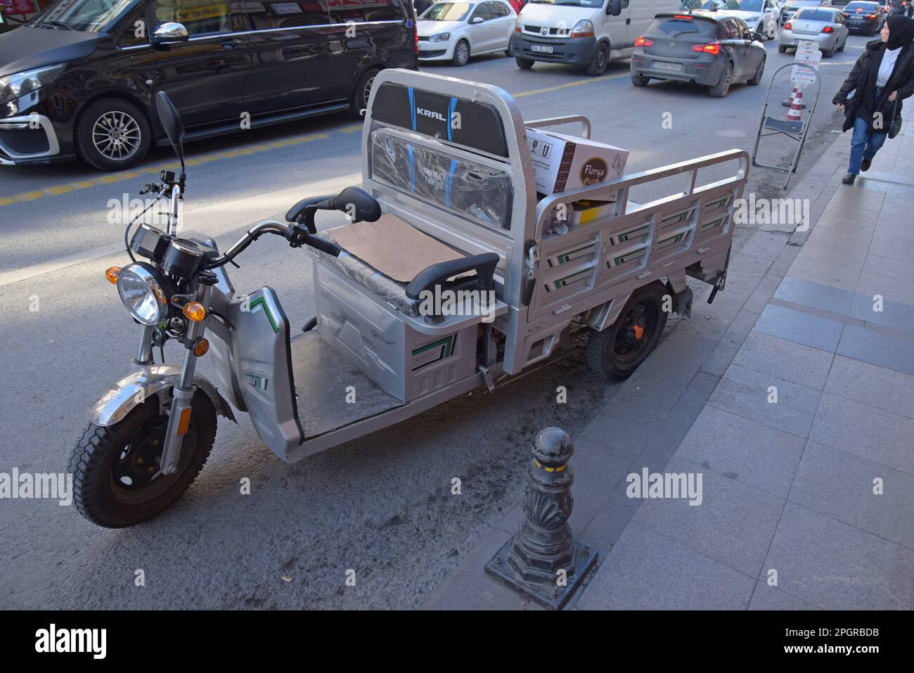 A  Kral Motor Truva 7000 zero emission electric delivery trike carrying out parcel deliveries on the streets of Istanbul, Turkey Stock Photo