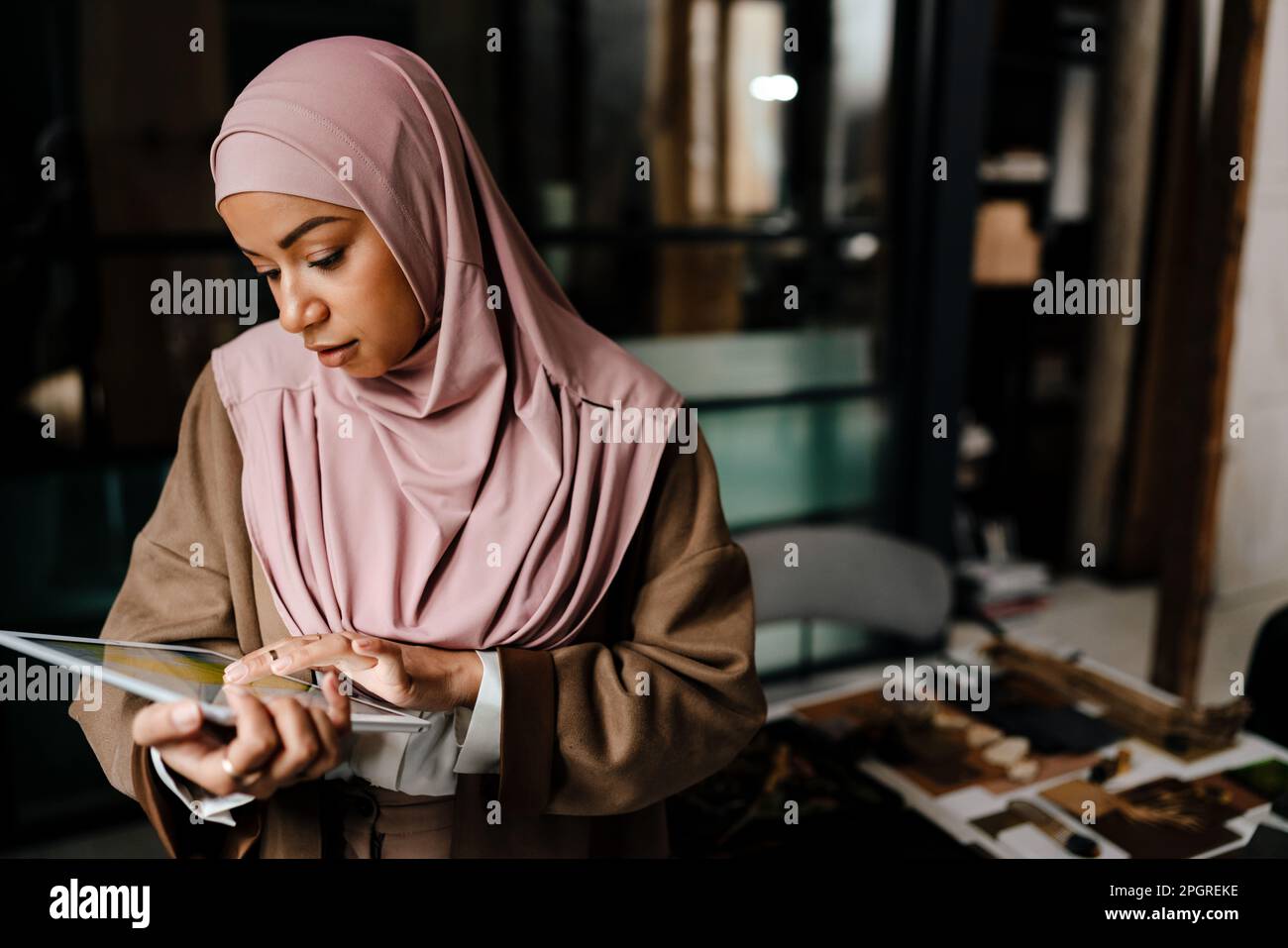 Woman wearing hijab desk hi-res stock photography and images - Alamy