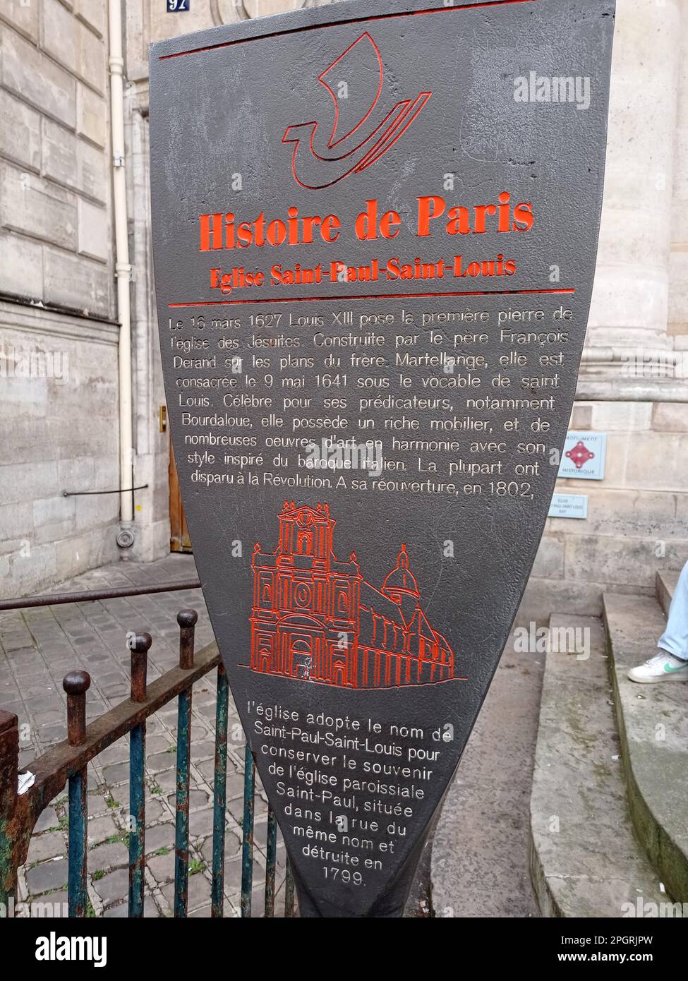 UN PANNEAU EXPLICATIF HISTOIRE DE PARIS ÉGLISE SAINT PAUL SAINT LOUIS. PARIS 4. FRANCE Stock Photo