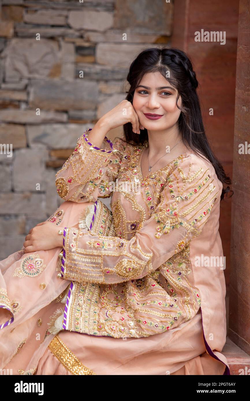 Islamabad, Pakistan, 15th March, 2023. Female model posing outdoors wearing summer dress Indian Pakistani Asian traditional salwar kameez Stock Photo