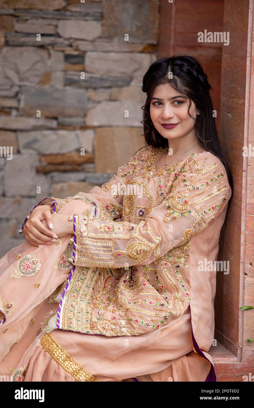 Islamabad, Pakistan, 15th March, 2023. Female model posing outdoors wearing summer dress Indian Pakistani Asian traditional salwar kameez Stock Photo