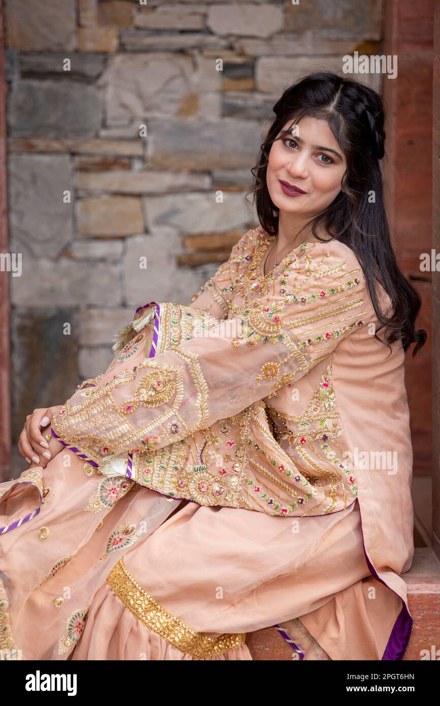 Islamabad, Pakistan, 15th March, 2023. Female model posing outdoors wearing summer dress Indian Pakistani Asian traditional salwar kameez Stock Photo