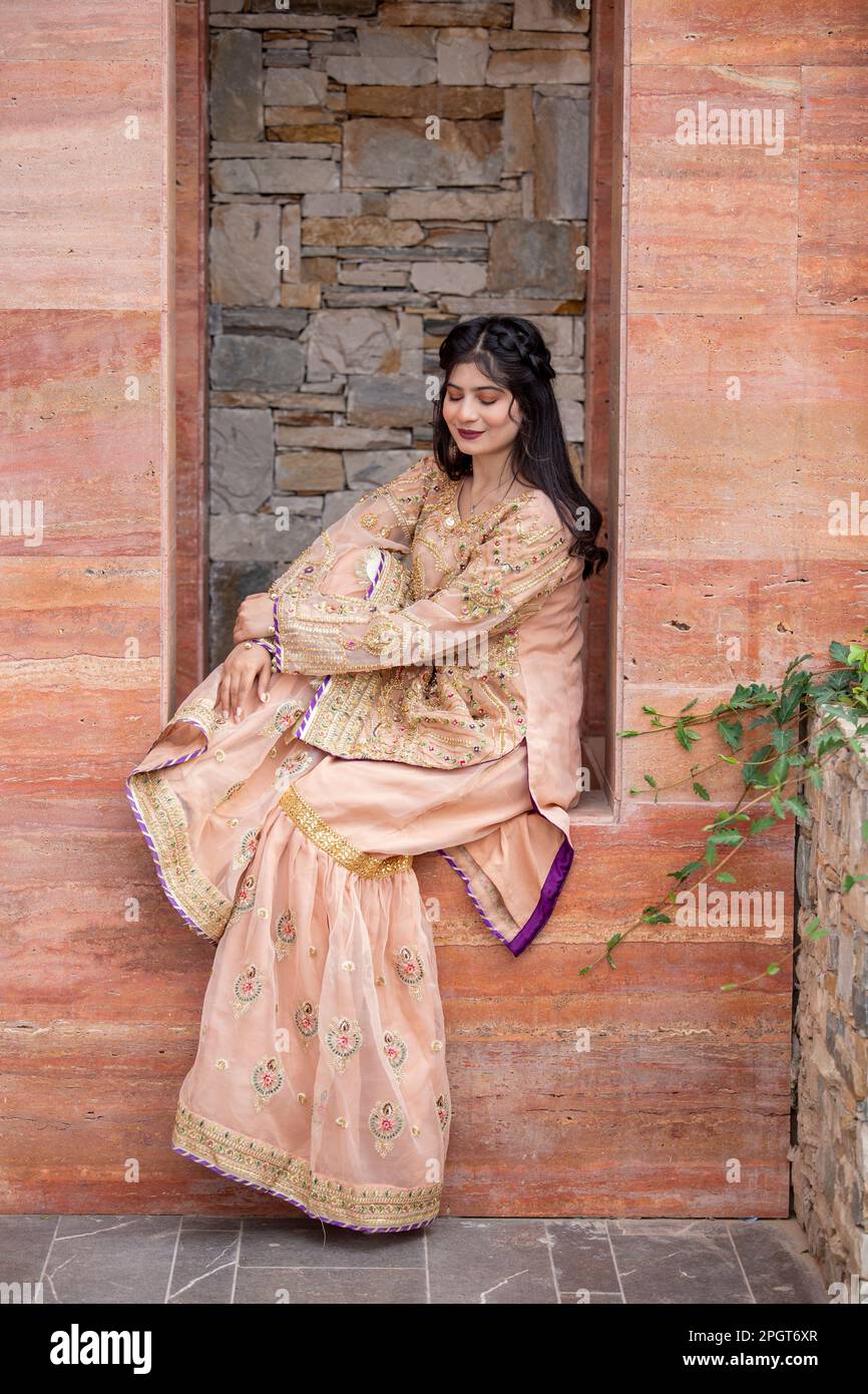 Islamabad, Pakistan, 15th March, 2023. Female model posing outdoors wearing summer dress Indian Pakistani Asian traditional salwar kameez Stock Photo