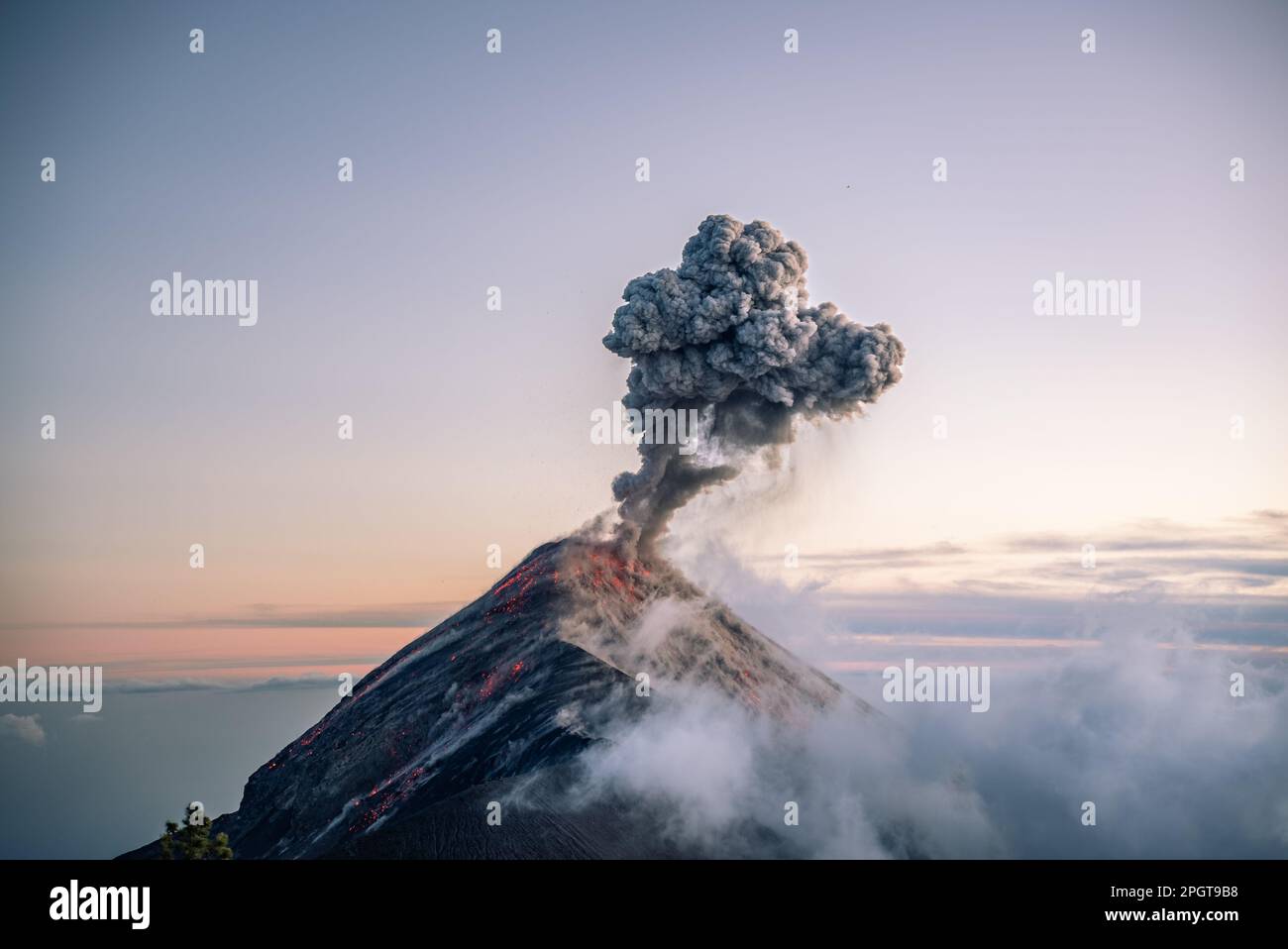 A mesmerising view of the Fuego Volcano eruption in Guatemala, Central ...