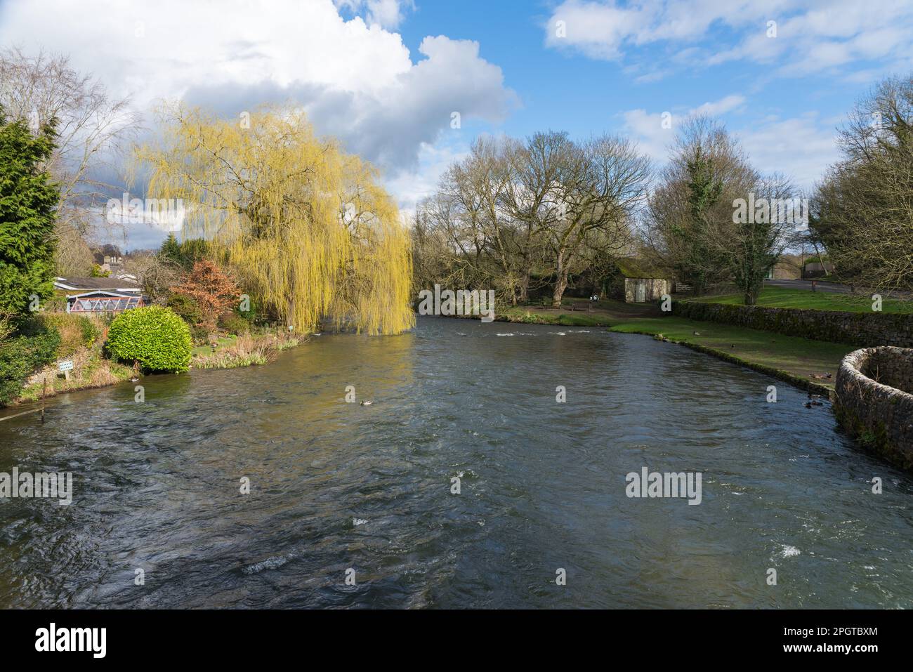 River Wye running through the pretty Derbyshire village of Ashford in the Water in the Peak District Stock Photo