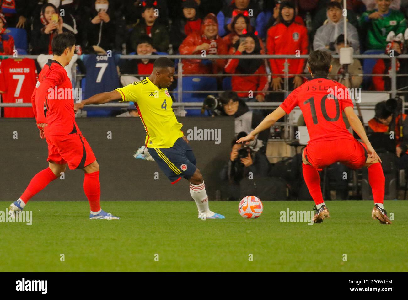 Ulsan, Gyeongnam, South Korea. 24th Mar, 2023. March 24, 2023-Ulsan, South Korea-Jaesung Lee of South Korea and Carlos Eccehomo Cuesta Figueroa of Colombia action during an International Friendly Match South Korea vs Colombia match at Munsu Stadium in Ulsan, South Korea. (Credit Image: © Ryu Seung-Il/ZUMA Press Wire) EDITORIAL USAGE ONLY! Not for Commercial USAGE! Stock Photo
