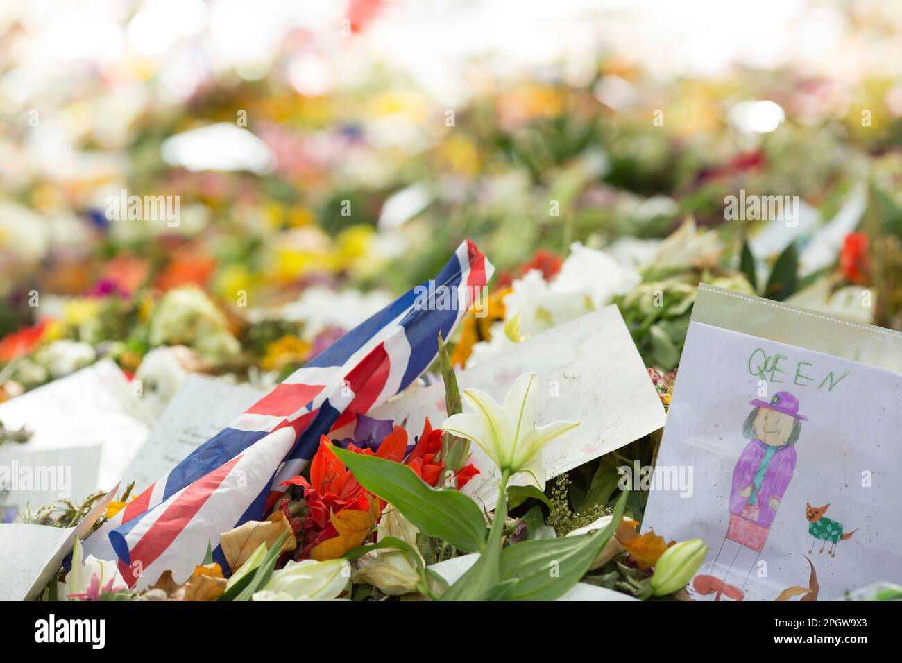 People visit Green Park, where floral tributes are left, close to Buckingham Palace in London on the 1st Saturday since the funeral of the late queen. Stock Photo