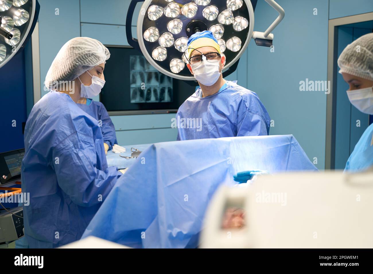 Operating Room Assistant I Medical team works in surgery hi-res stock photography and images - Alamy