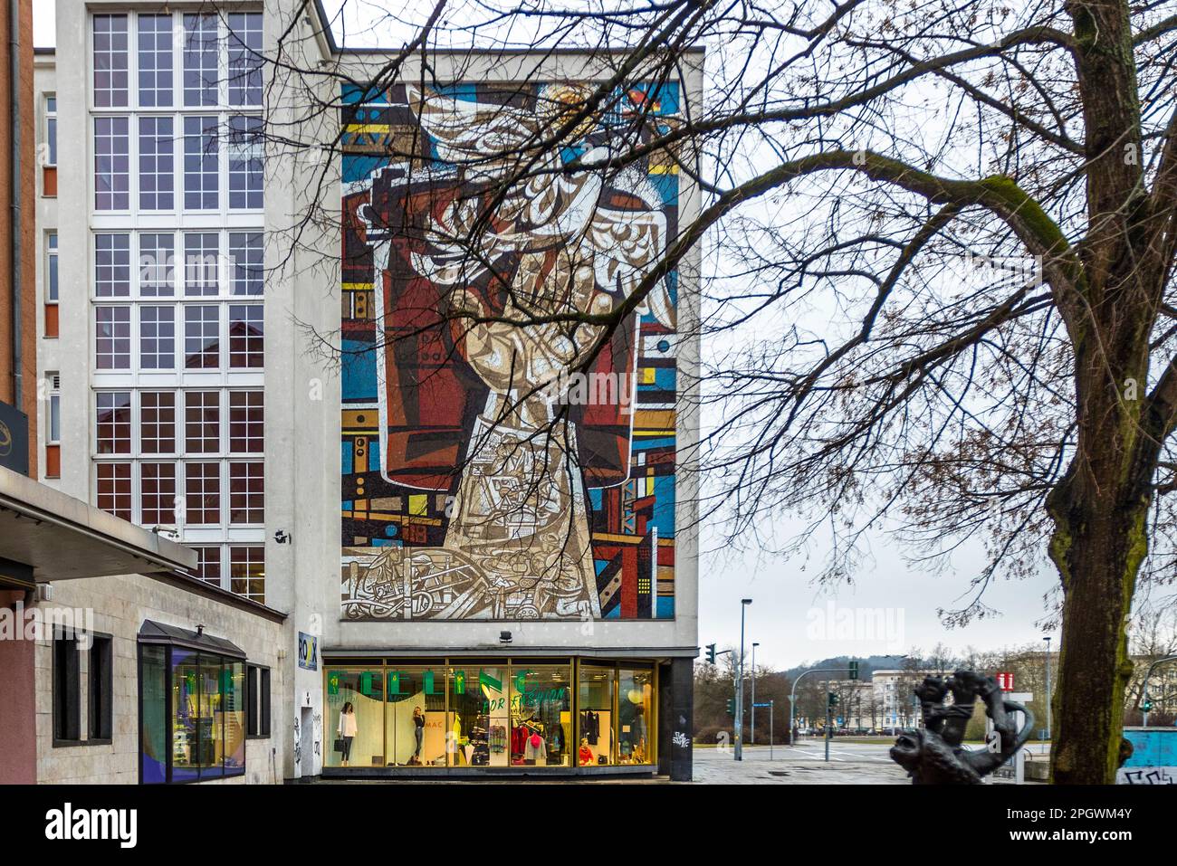 Department store in Lindenallee, Eisenhüttenstadt with mosaic by Walter Womacka, Work for Peace from 1960. The strong hand of the worker creates peace. Idealization of the socialist way of life. Eisenhüttenstadt, Germany Stock Photo