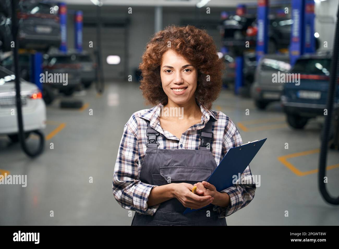 Mechanic uses lift machine hi-res stock photography and images - Alamy