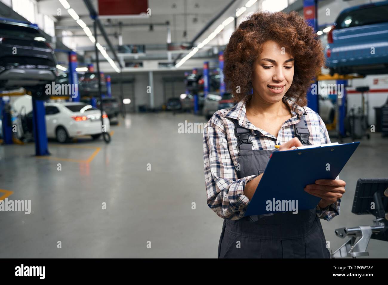 Mechanic uses lift machine hi-res stock photography and images - Alamy