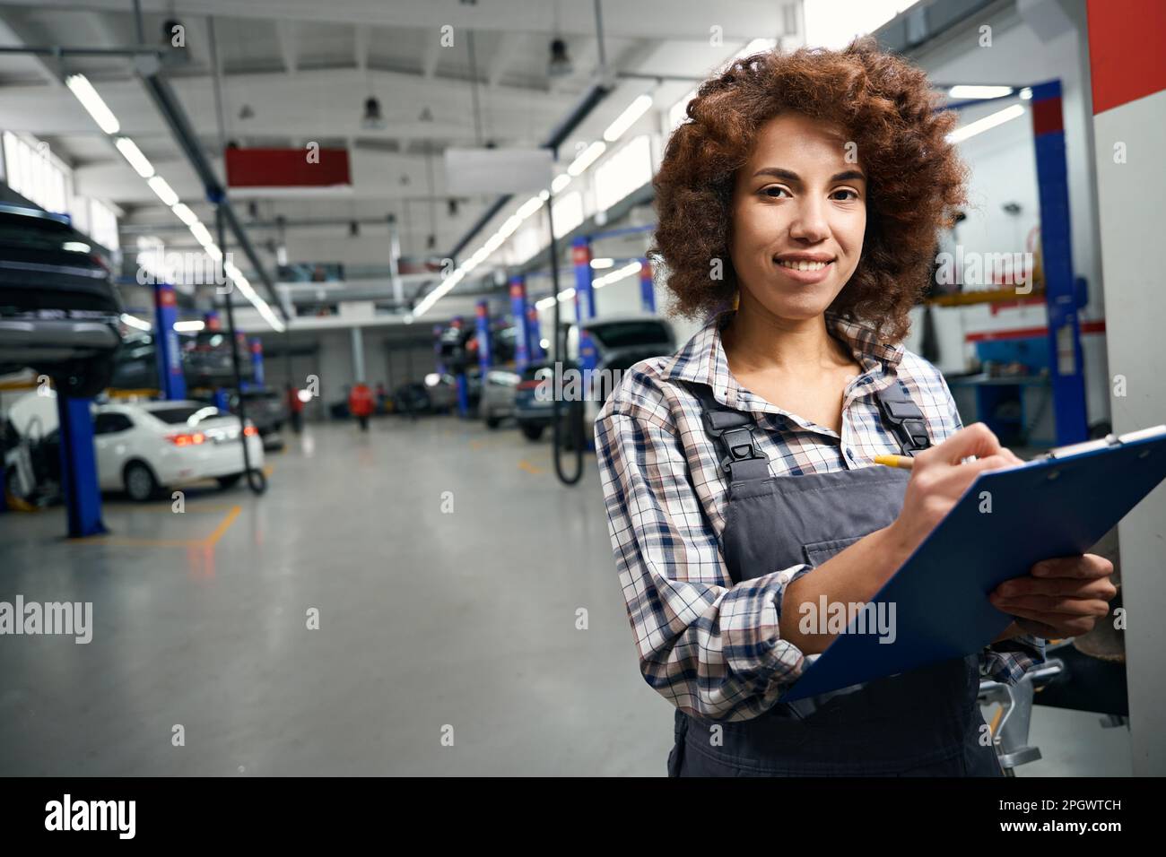 Mechanic uses lift machine hi-res stock photography and images - Alamy