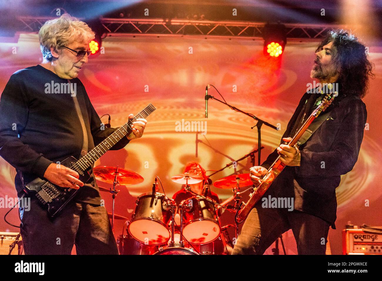 Steve Hillage Kavus Torabi On Guitars Stock Photo Alamy steve-hillage-kavus-torabi-on-guitars-stock-photo-alamy