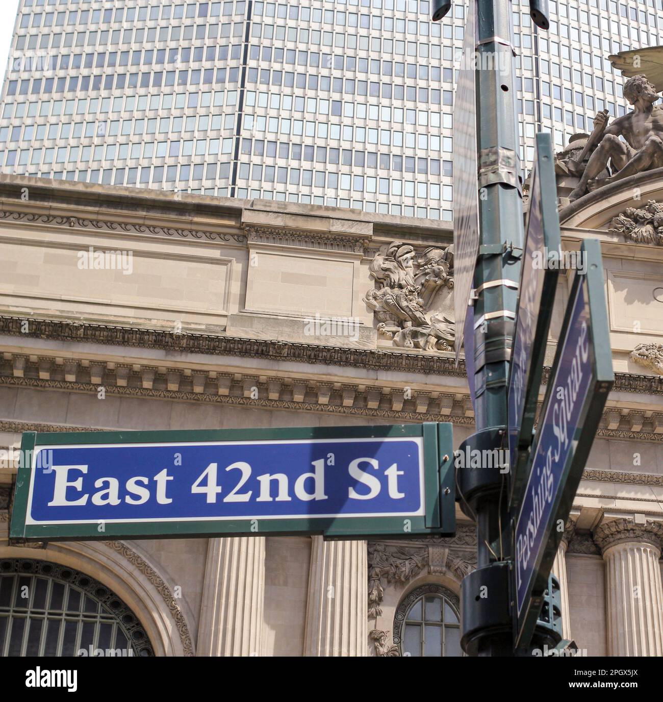 42nd street sign hi-res stock photography and images - Alamy