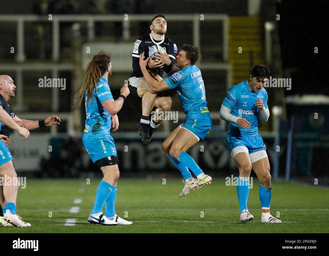 Newcastle Falcons' Mateo Carreras (centre) wins the ball ahead of Gloucester's Lloyd Evans during the Gallagher Premiership match at Kingston Park, Newcastle upon Tyne. Picture date: Friday March 24, 2023. Stock Photo