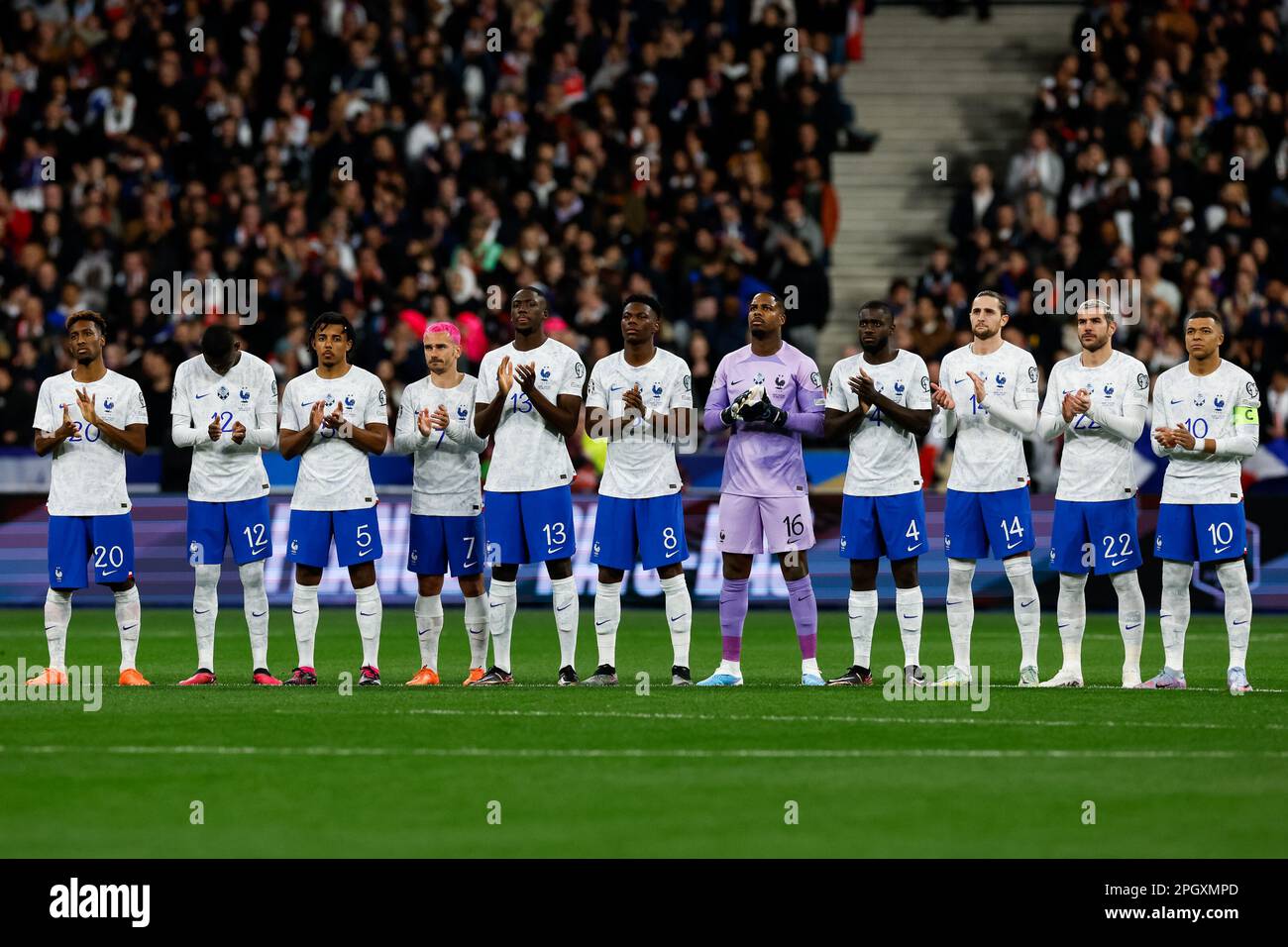 SAINT-DENIS, FRANCE - MARCH 24: Kingsley Coman of France, Randal Kolo Muani of France, Jules Kounde of France, Antoine Griezmann of France, Ibrahima Konate of France, Aurelien Tchouameni of France, Mike Maignan of France, Dayot Upamecano of France, Adrien Rabiot of France, Theo Hernandez of France and Kylian Mbappe of France line up for a moment of silence prior to the UEFA EURO 2024 Qualifying Round Group B match between France and Netherlands at Stade de France on March 24, 2023 in Saint-Denis, France (Photo by Marcel ter Bals/Orange Pictures) Stock Photo