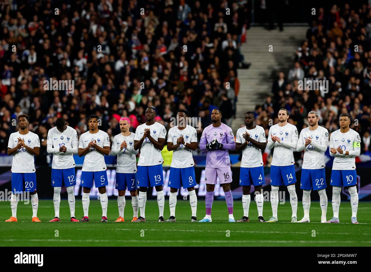 SAINT-DENIS, FRANCE - MARCH 24: Kingsley Coman of France, Randal Kolo Muani of France, Jules Kounde of France, Antoine Griezmann of France, Ibrahima Konate of France, Aurelien Tchouameni of France, Mike Maignan of France, Dayot Upamecano of France, Adrien Rabiot of France, Theo Hernandez of France and Kylian Mbappe of France line up for a moment of silence prior to the UEFA EURO 2024 Qualifying Round Group B match between France and Netherlands at Stade de France on March 24, 2023 in Saint-Denis, France (Photo by Marcel ter Bals/Orange Pictures) Stock Photo