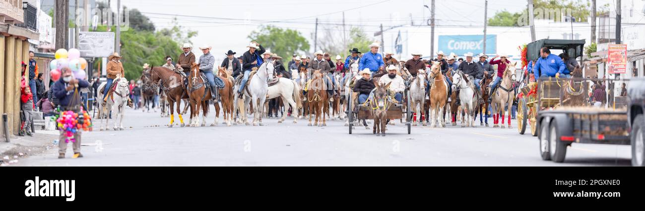 Valle Hermoso, Tamaulipas, Mexico - March 18, 2023: City Anniversary  Parade, Large group of cowboys riding their horses at the end of the parade  on Se Stock Photo - Alamy