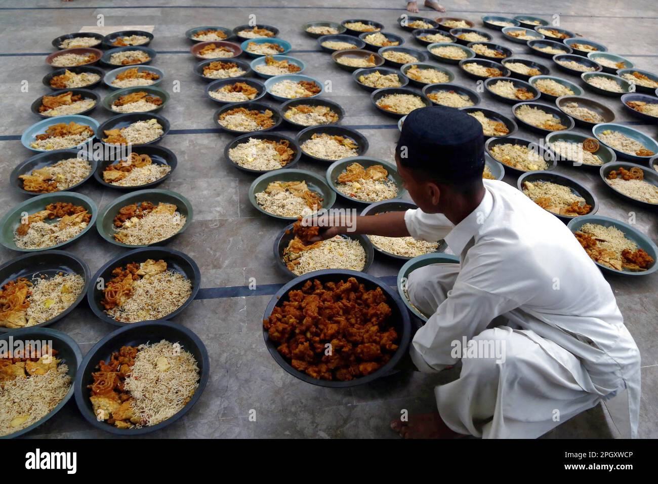 Karachi, Pakistan. 24th Mar, 2023. A man arranges iftar meals during ...