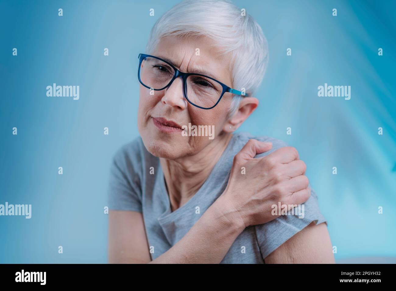 Home shoulder pain senior hi-res stock photography and images - Alamy