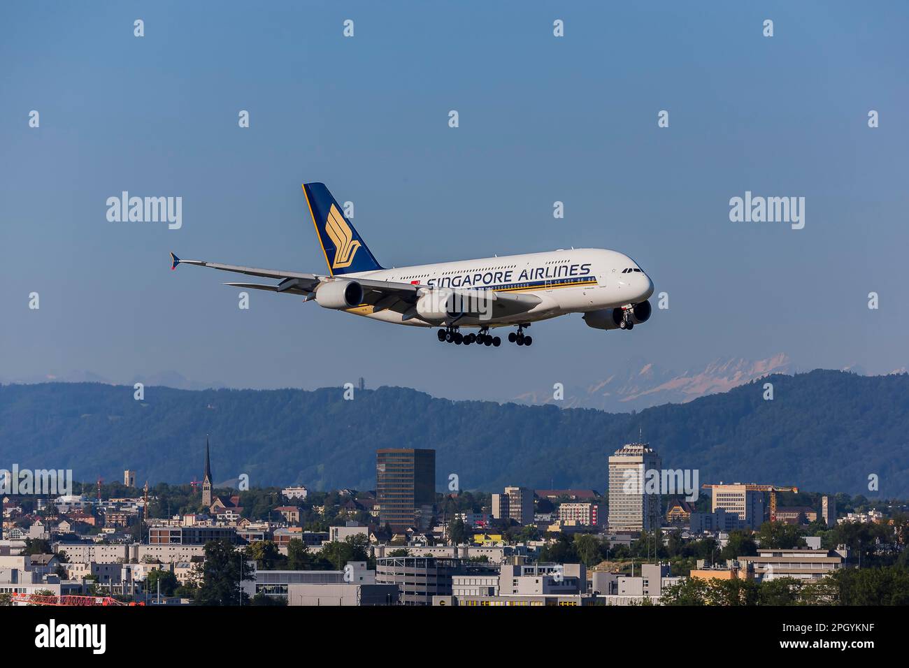 Singapore airlines a380 800 hi-res stock photography and images