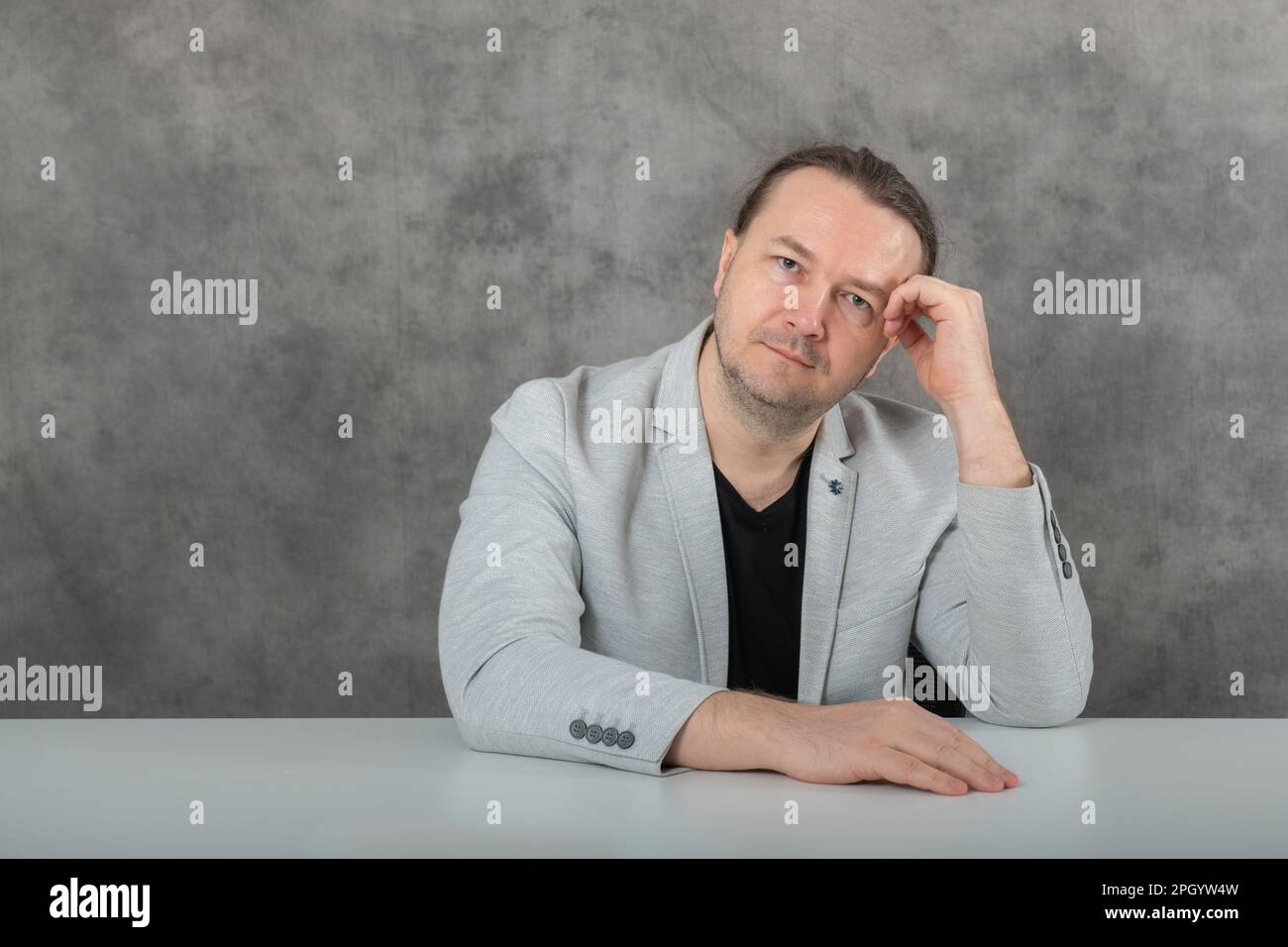 Man in business suit looks hi-res stock photography and images - Alamy