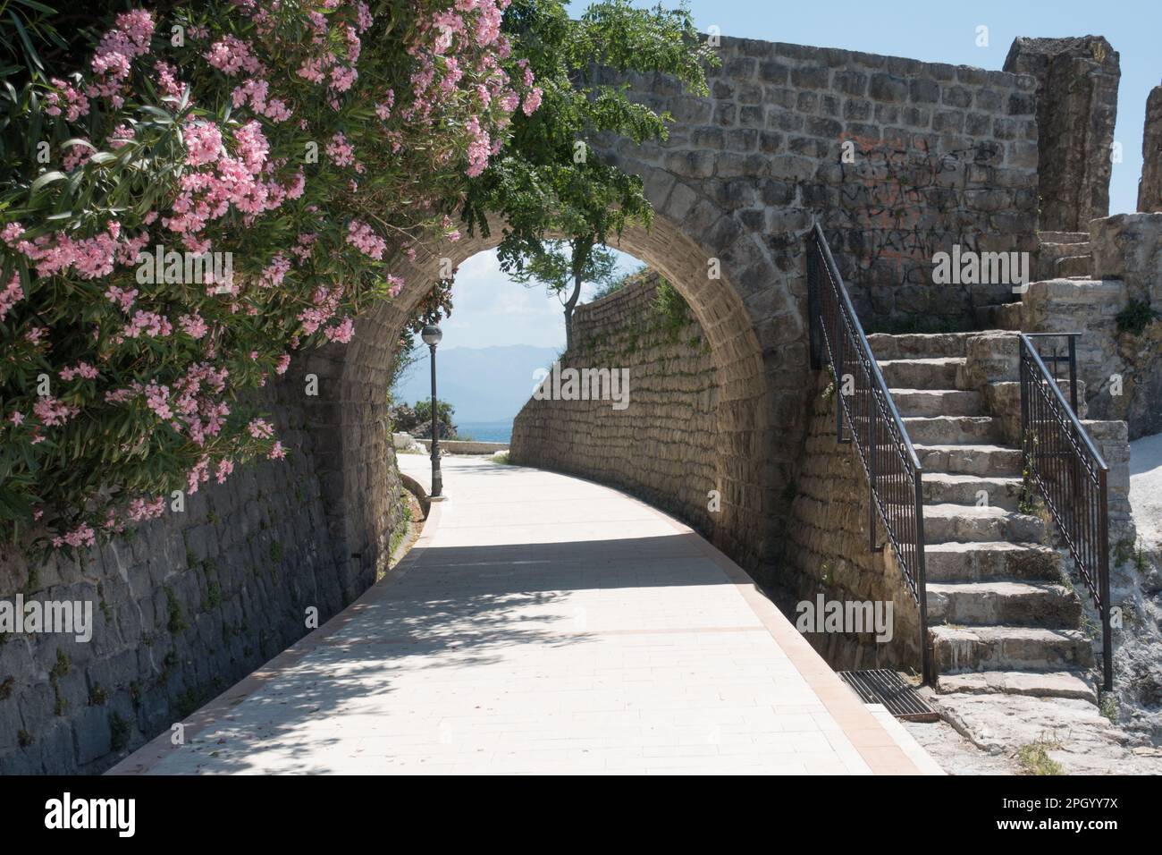 Old stone structure hi-res stock photography and images - Alamy