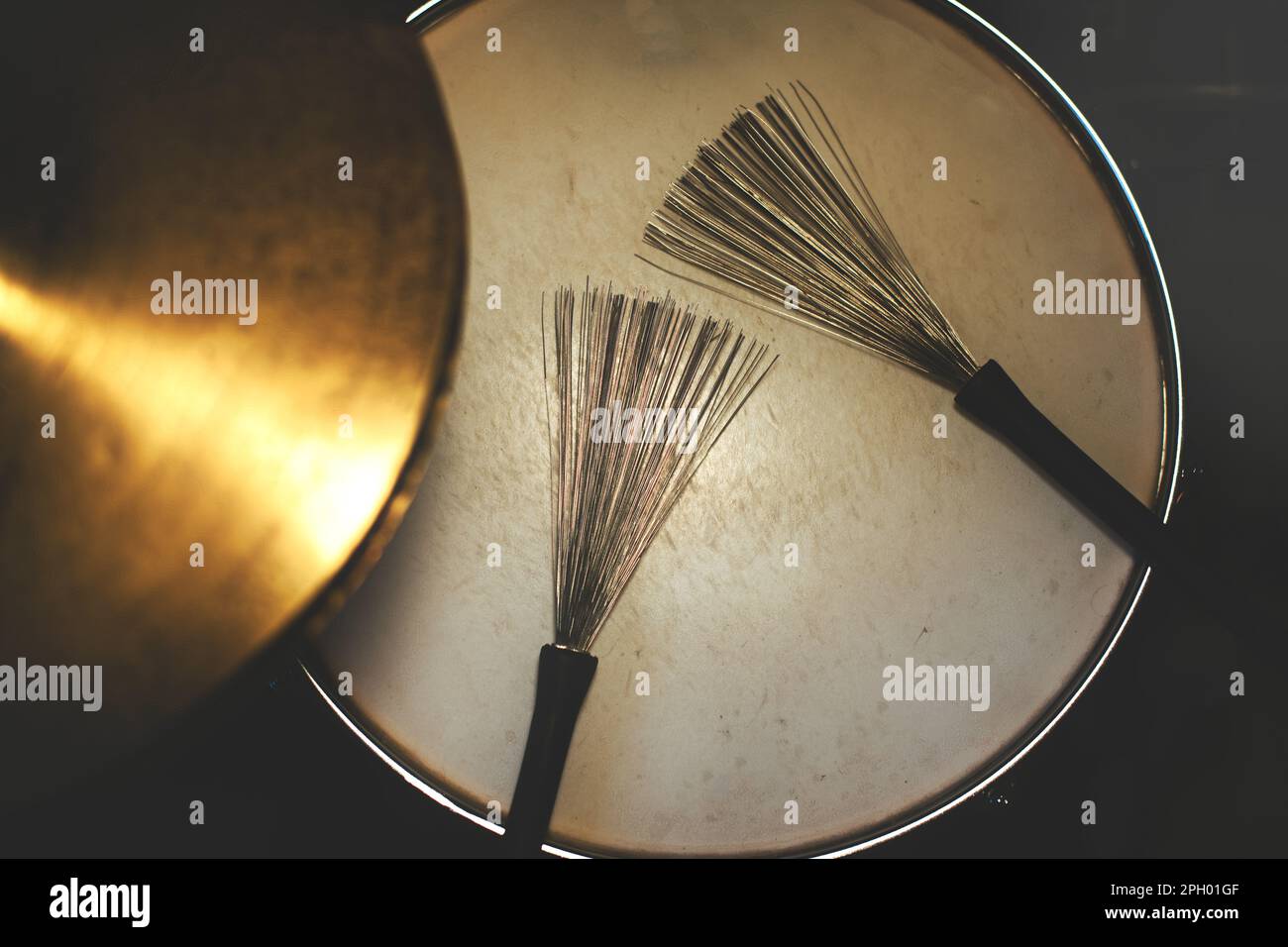 The drumsticks brushes resting on the snare drum Stock Photo Alamy