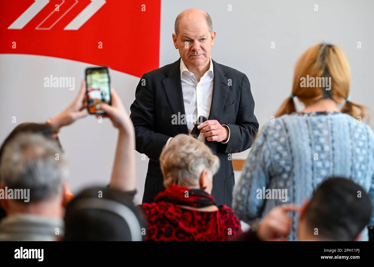 25 March 2023, Brandenburg, Potsdam: German Chancellor Olaf Scholz (SPD) takes part in a citizens' discussion at the Bürgerhaus am Schlaatz. The round is the prelude to this year's talks by Scholz in his electoral district of Potsdam. Photo: Jens Kalaene/dpa Stock Photo