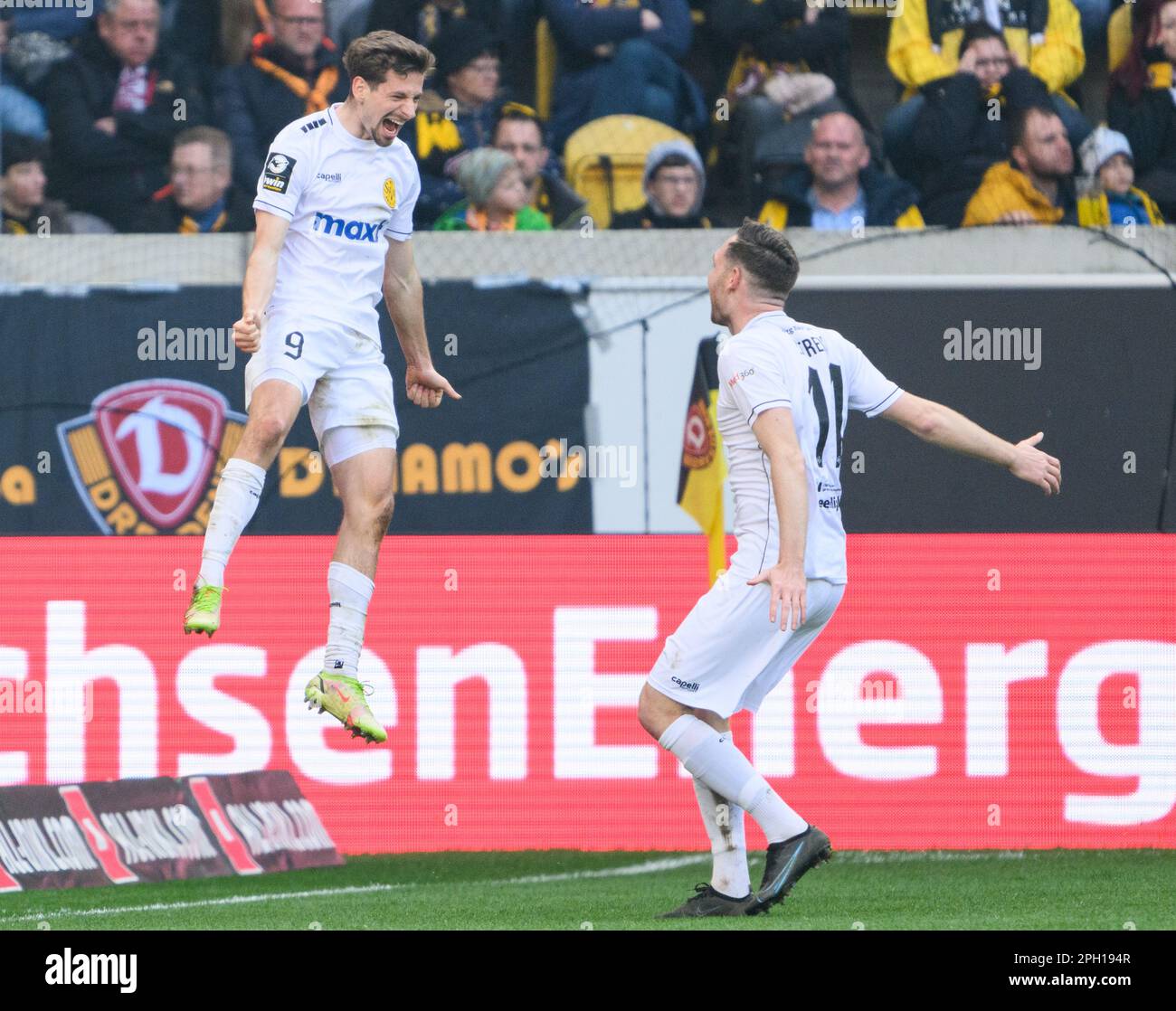 Dresden, Germany. 15th Nov, 2020. Football: 3rd division, SG Dynamo Dresden  - TSV 1860 Munich, 10th matchday, at the Rudolf-Harbig-Stadium Dynamos  Yannick Stark (3rd from left) cheers after his goal for 1:1