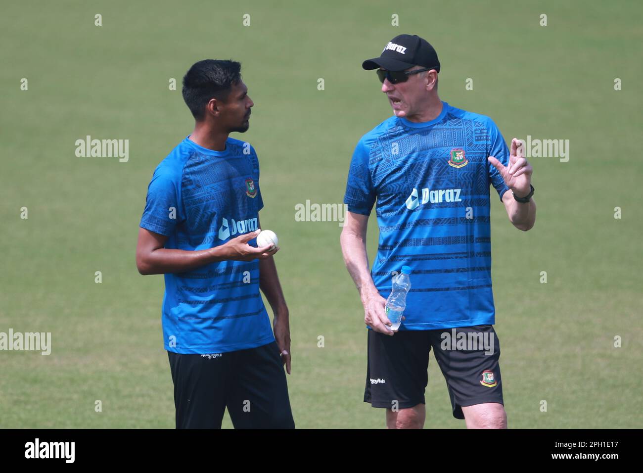 Mustafizur Rahman (L) and bowling coach Allan Donald (R) as Bangladesh