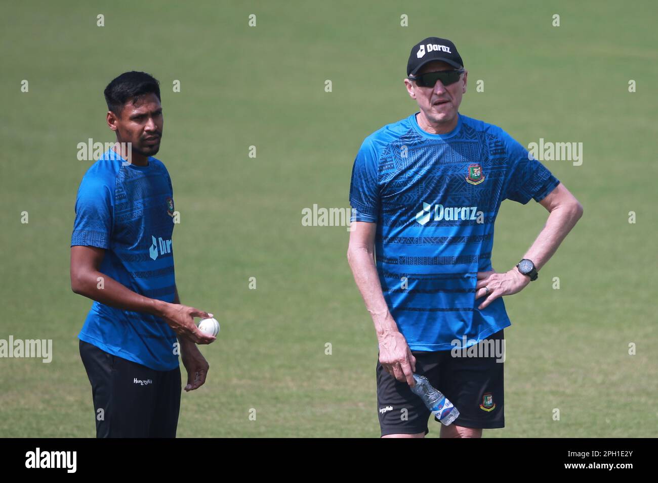 Mustafizur Rahman (L) and bowling coach Allan Donald (R) as Bangladesh