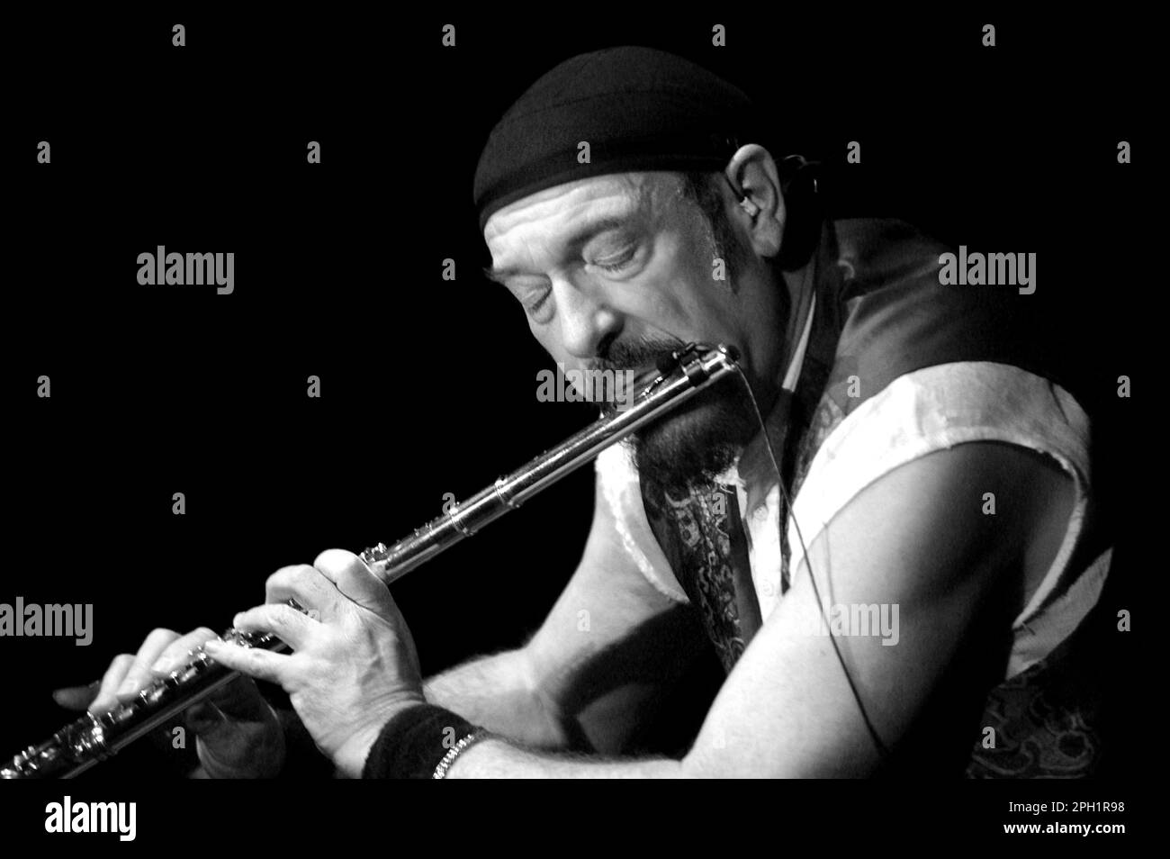 Leader of progressive rock band jethro tull hi-res stock photography ...