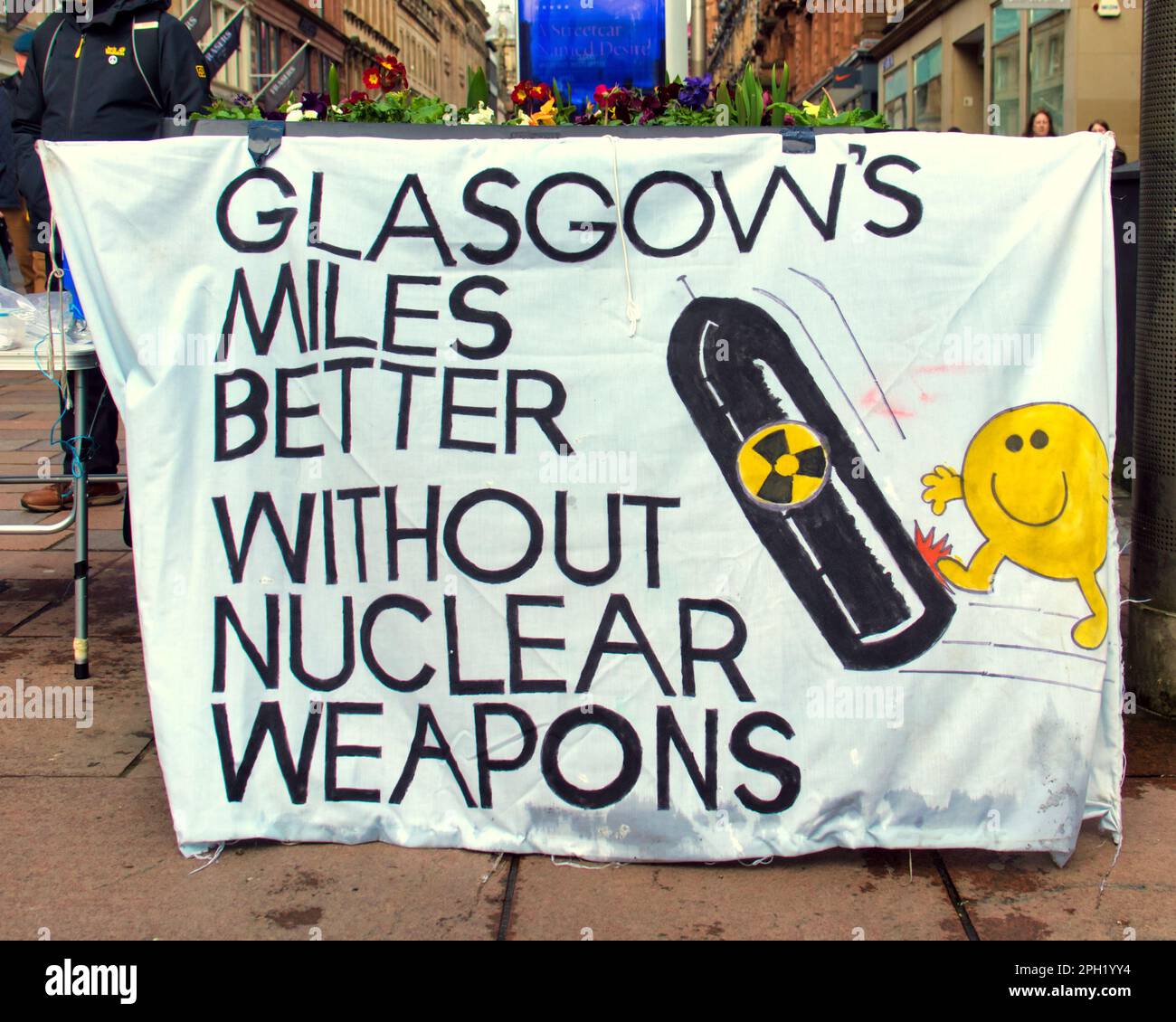 Glasgow CND on sauchiehall street  nuclear free banners nae nukes and Glasgow is miles better without nuclear weapons Stock Photo