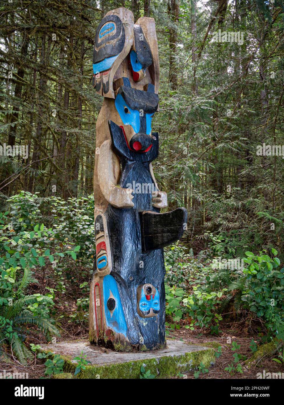 BC00692--00...BRITISH COLUMBIA - A first nations totem pole featuring a raven, bear, and orca located in the forest next to the Sunshine Coast Trail a Stock Photo