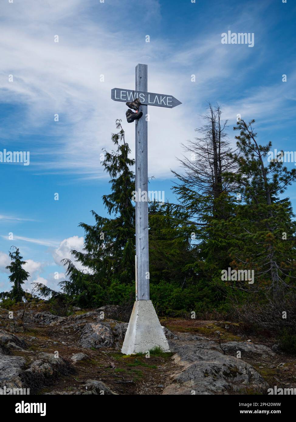 BC00696-00...BRITISH COLUMBIA - Sign at the Sunshine Coast Trail high point on Tin Hat Mountain. Stock Photo