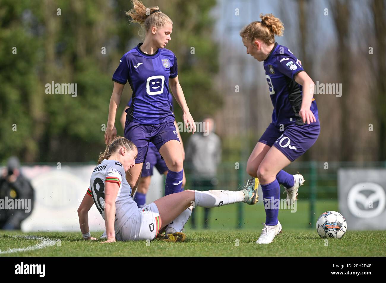 Charlotte Cranshoff (18) of OHL pictured fighting for the ball with