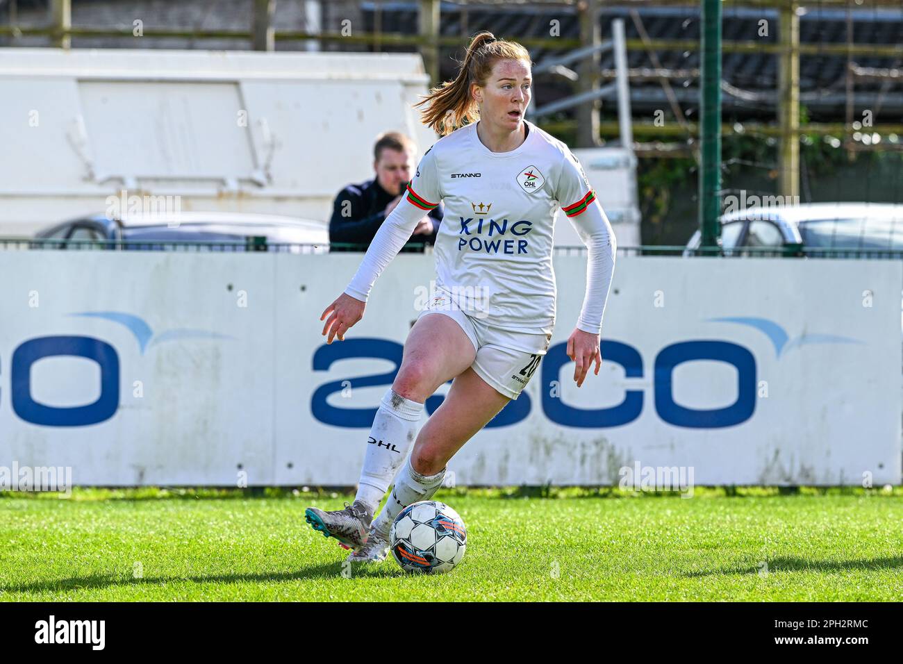 Nikee Van Dijk (20) of OHL and Silke Vanwynsberghe (21) of