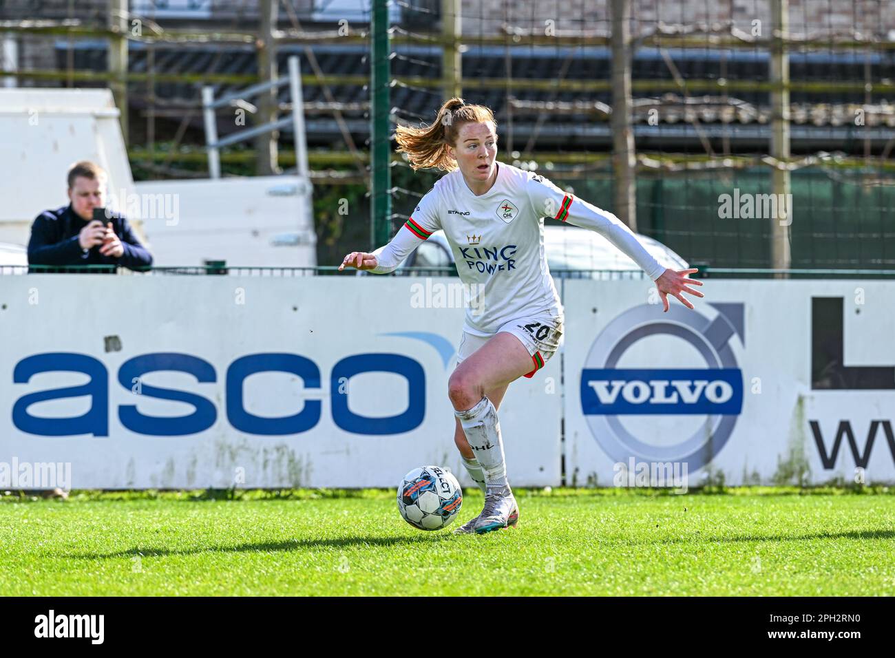 Nikee Van Dijk (20) of OHL and Silke Vanwynsberghe (21) of