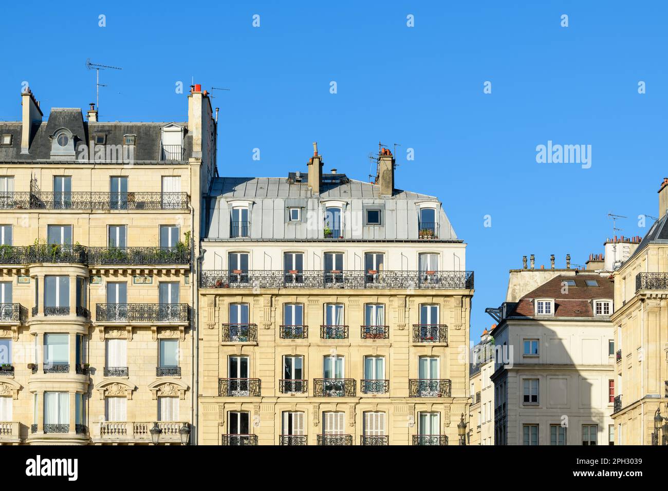 This landscape photo was taken, in Europe, in France, in ile de France, in Paris, in summer. We see the Haussmann Buildings on the ile Saint Louis, un Stock Photo