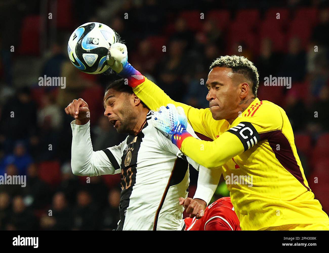 Mainz, Germany. 25th Mar, 2023. Soccer: Internationals, Germany - Peru, Mewa Arena. Germany's Serge Gnabry (l) and Peru's goalkeeper Pedro Gallese fight for the ball. Credit: Christian Charisius/dpa/Alamy Live News Stock Photo