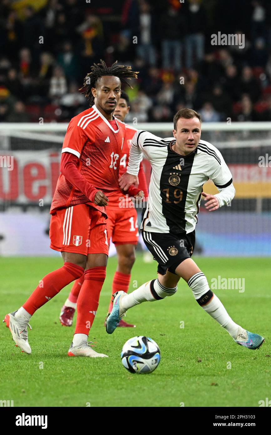 Mainz, Germany. 25th Mar, 2023. Soccer: Internationals, Germany - Peru, Mewa Arena. Germany's Mario Götze (r) in a duel with Peru's André Carrillo. Credit: Federico Gambarini/dpa/Alamy Live News Stock Photo